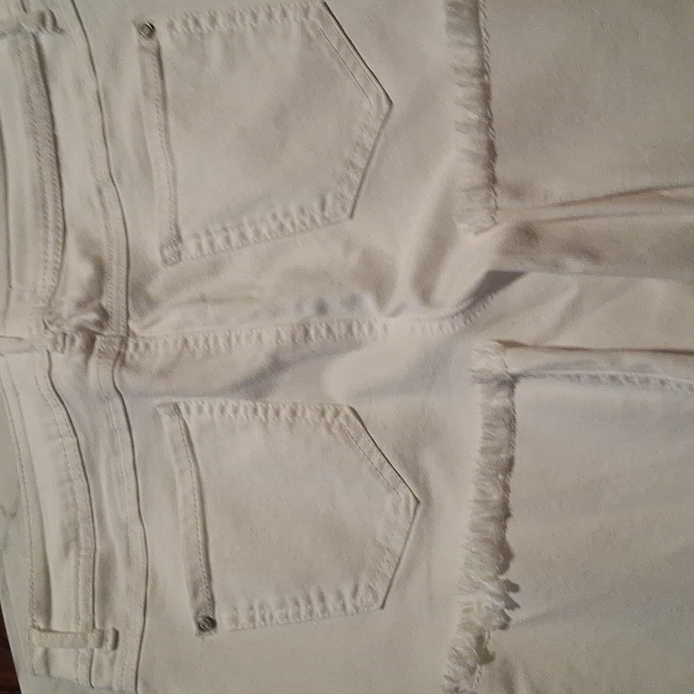Elegant White Cropped Jeans for Women.  New With Tag.